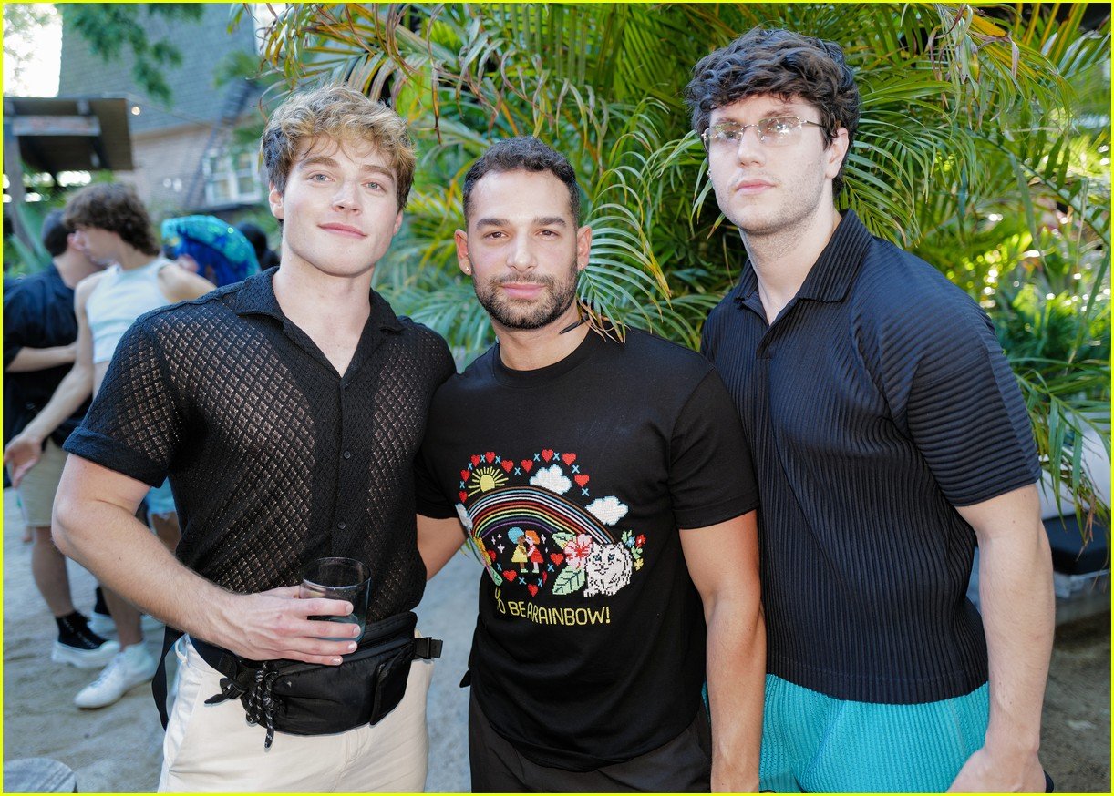 Full Sized Photo Of Froy Gutierrez Zane Phillips Kiss At Pride Party 08 Full Sized Photo Of Froy Gutierrez Zane Phillips Kiss At Pride Party 08
