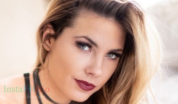 Uncovering Gia Ray's Nude Art