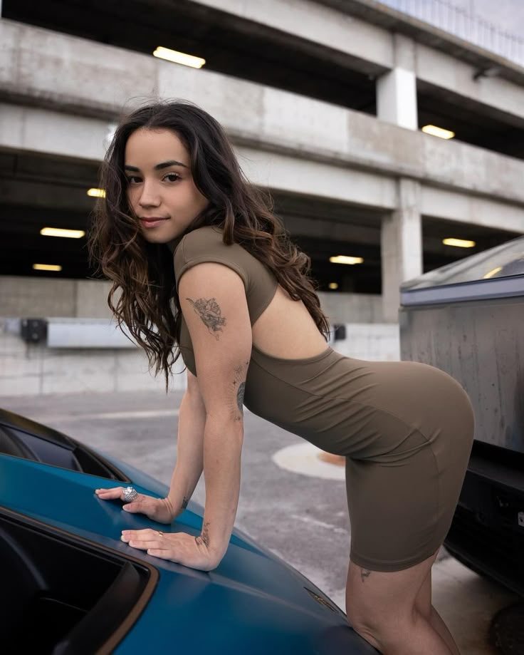 Jameliz Benitez Smith Tanzt Auf Autos Wie Bmw Oder Lamborghini Blick Jameliz Benitez Smith Tanzt Auf Autos Wie Bmw Oder Lamborghini Blick
